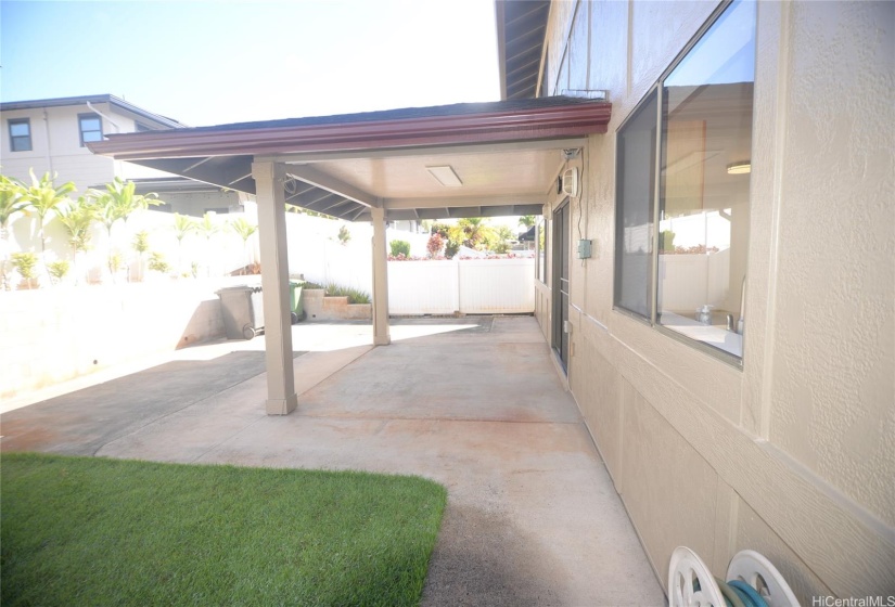 Covered lanai with lots of floor space
