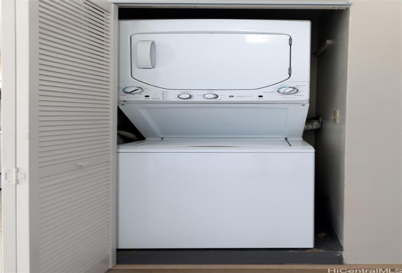Washer/dryer in the unit