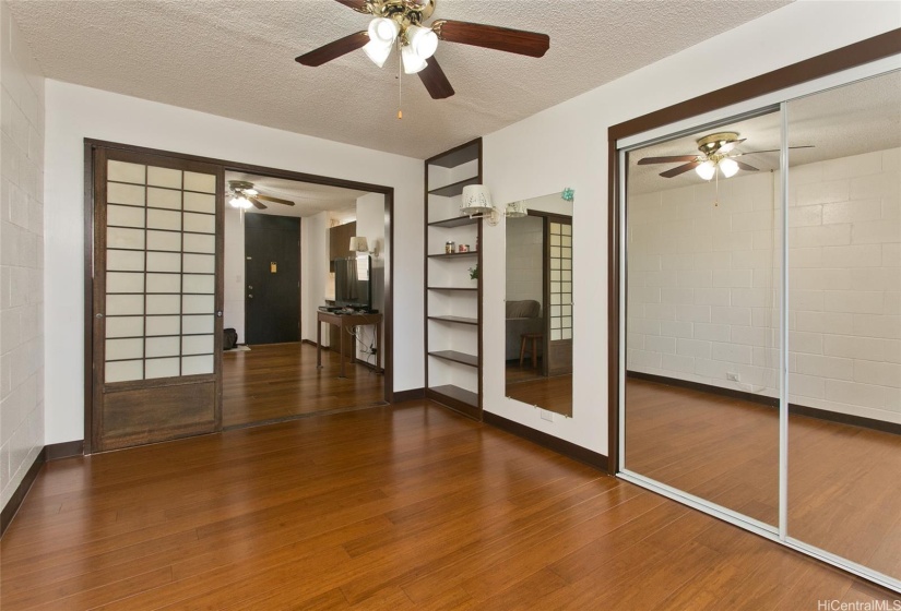 bedroom: comfortable size.