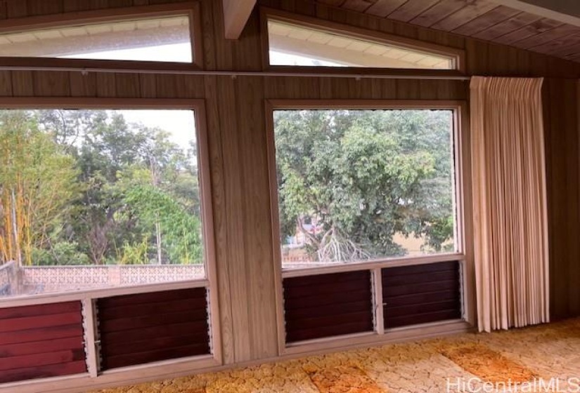 2nd floor living room .. possible bedroom?