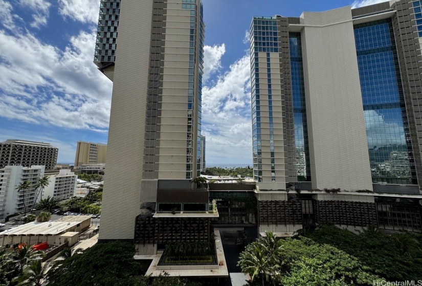 Peek-a-Boo ocean view and Waikiki skyline.