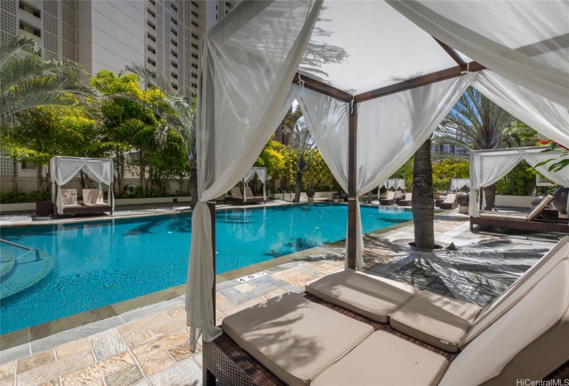 Swimming Pool & Lounging Area