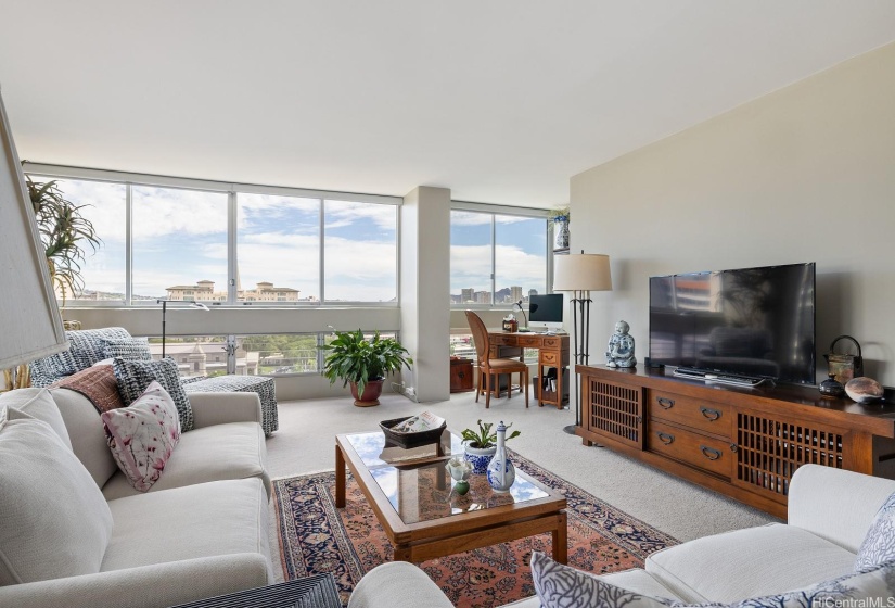 Notice the office nook in the corner; this lanai was properly permitted and matching windows installed.  All windows are tinted.