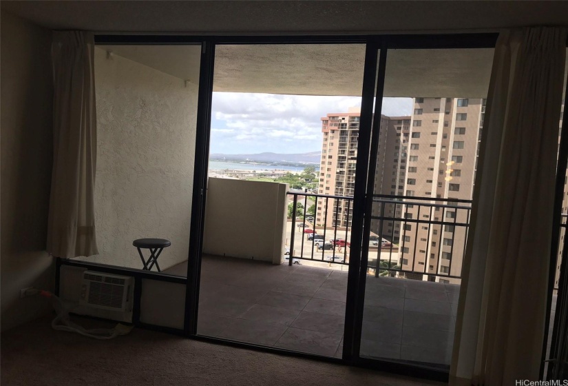 bedroom wiht large lanai