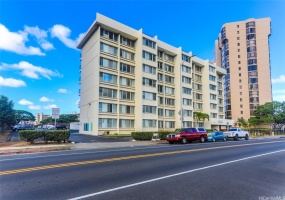 Spacious condo in a well-maintained building, offering easy access to city conveniences and beautiful neighborhood views. Ideal for urban living with nearby amenities and ample parking options.