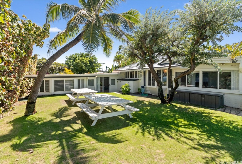 Additional side yard for more room to play or entertain. Third bedroom sliding door in back ground. North Shore Haleiwa Hawaii.