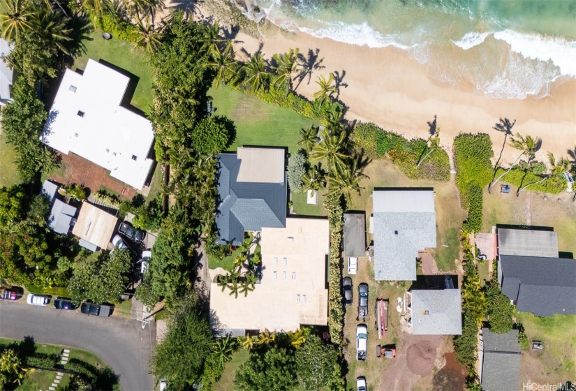 From above you can clearly see the large wide yard, total privacy the corner gives you and the two living areas with different roof colors. North Shore Haleiwa Hawaii.