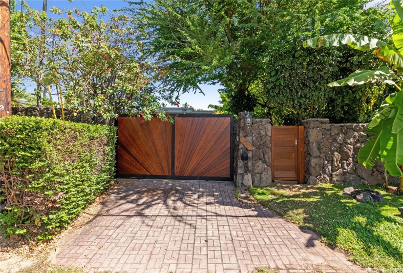 Custom made wood entry gates allow total privacy. North Shore Haleiwa Hawaii.