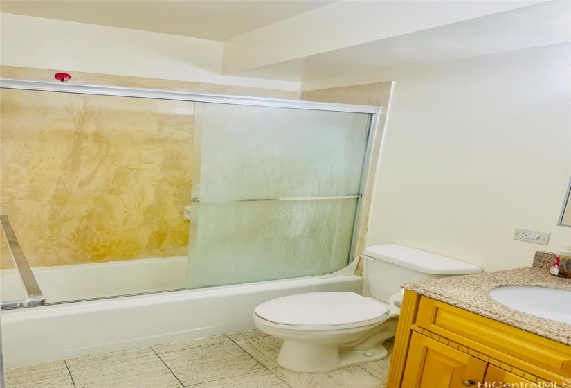 2nd bathroom w/ tub shower