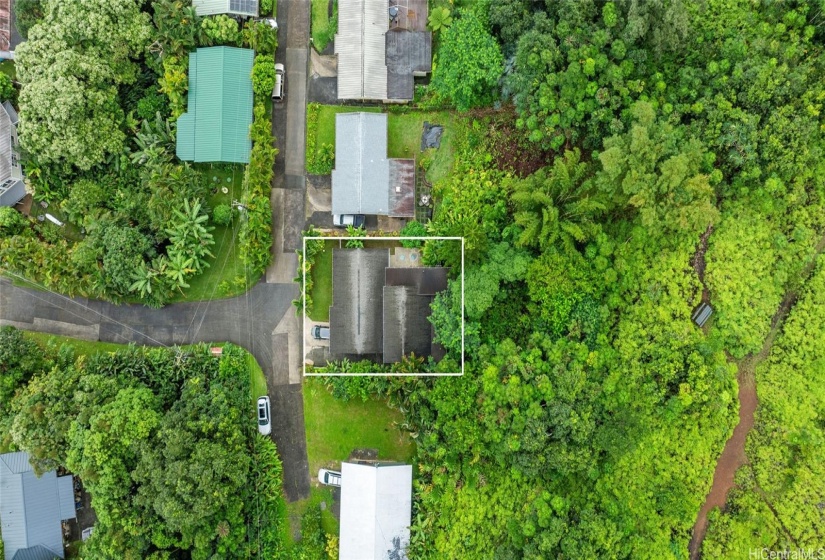 Kahuluu Hillside Estate home backing up to preservation land and a hiking trail