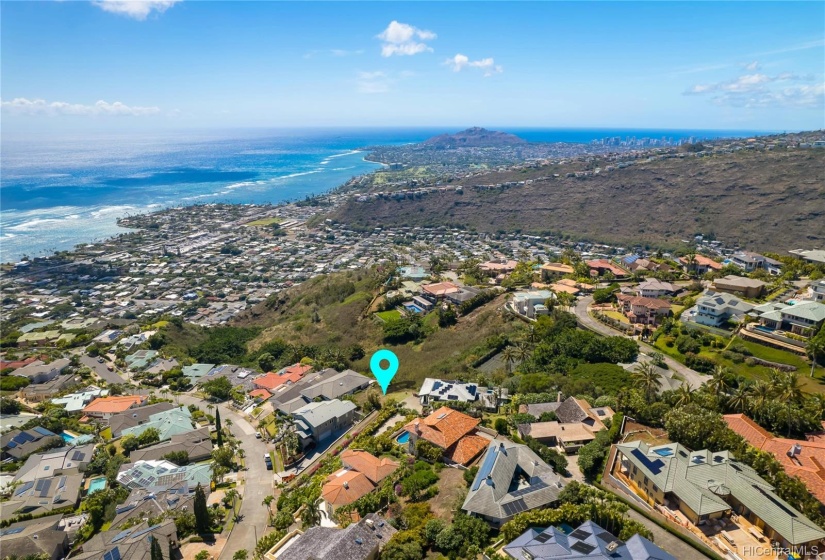 What a wonderful location! Conveniently located just minutes to shopping, dining and a beach park at the foot of the hill.