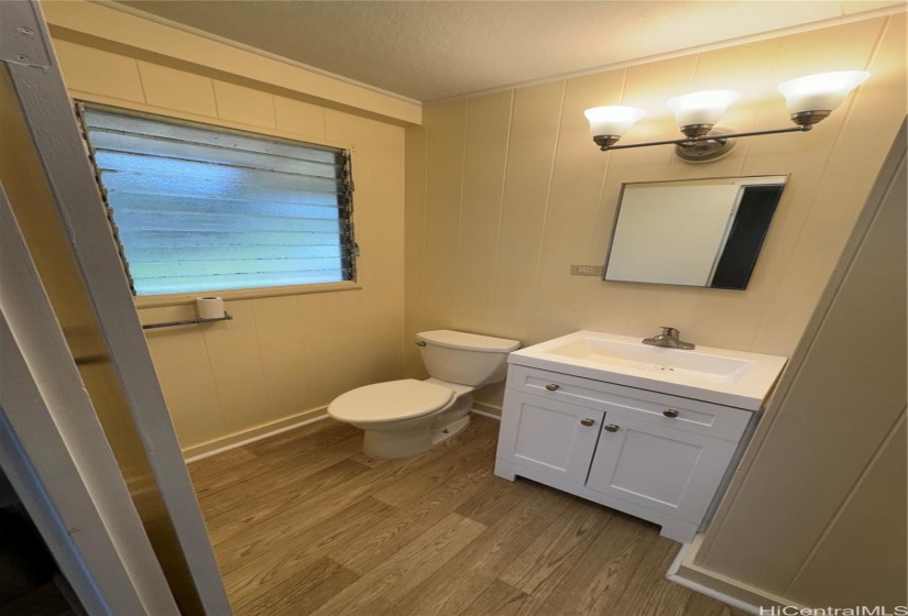 Full bathroom in main bedroom.