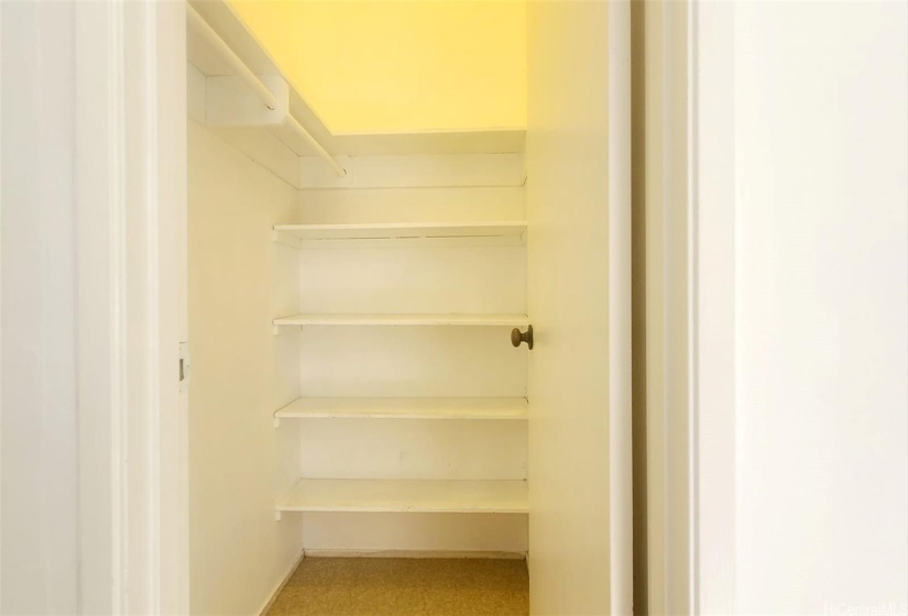 WALK IN CLOSET