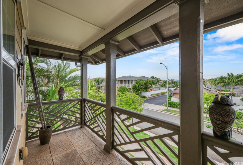 Relax On The Tiled Lanai With Mountain Views