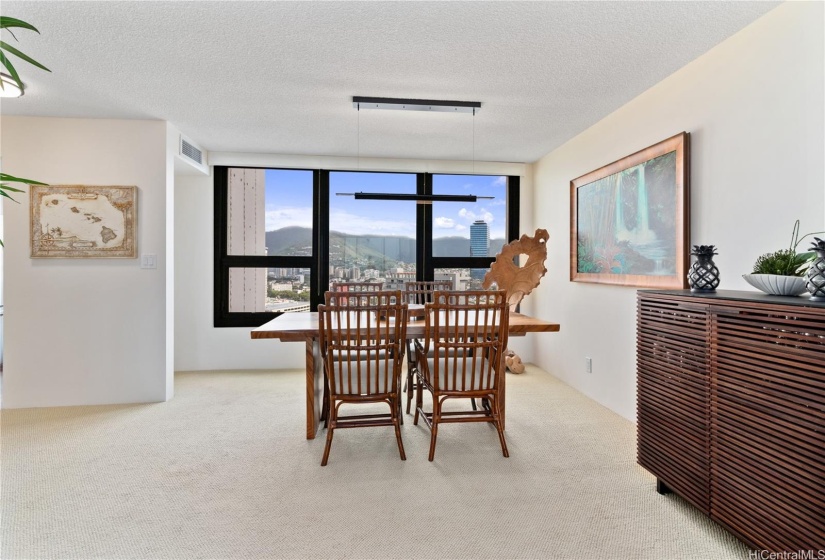 BRIGHT DINING AREA WITH INCREDIBLE VIEWS.