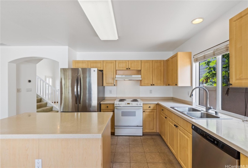 Ample kitchen space with dining-island