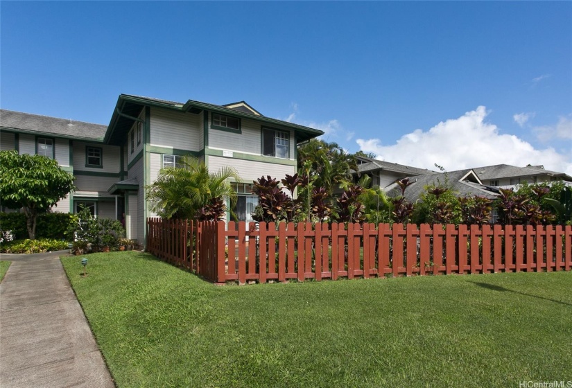 WELCOME Home to this rarely available corner-end 2 bdrm, 2 bath split-level townhouse!