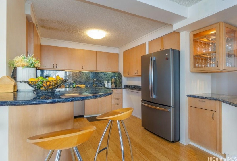 Custom-built kitchen cabinet w/Granite kitchen counter top