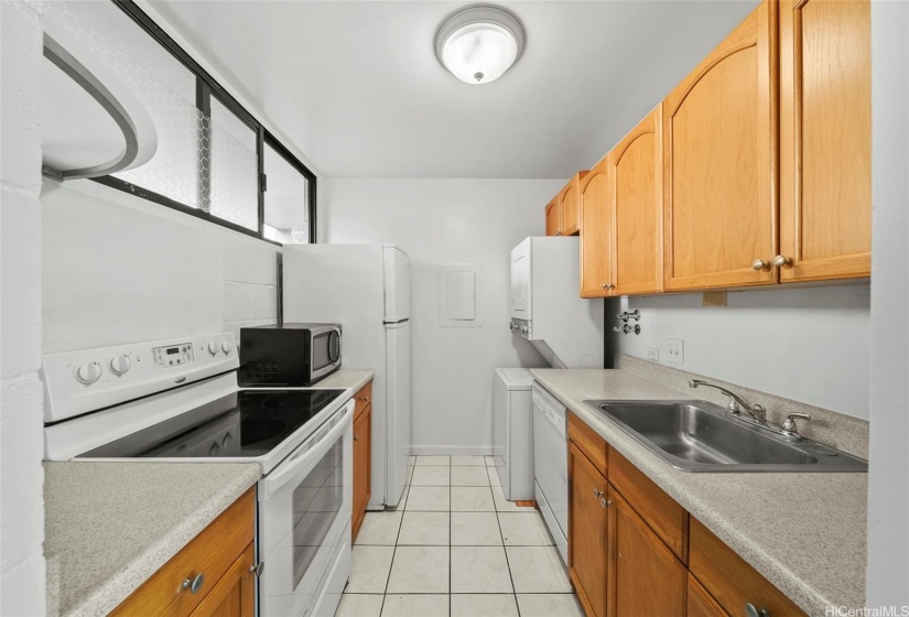 Kitchen:  included washer/dryer and dishwasher.