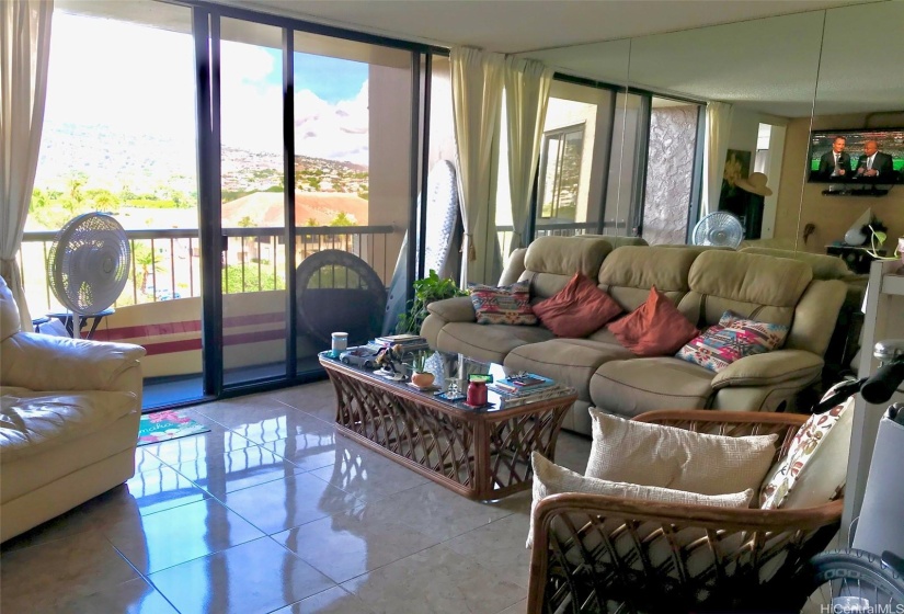 LIVINGROOM WITH FOREVER VIEWS