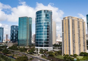 Nauru Tower is situated in front of Ala Moana Beach.