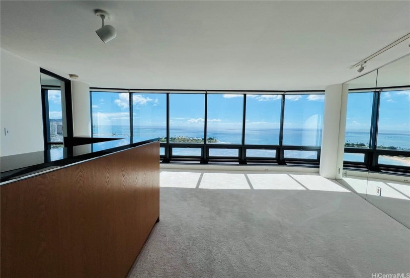 njoy stunning, panoramic ocean views from the 35th floor