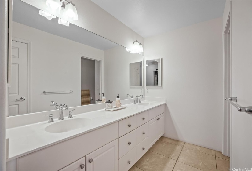 Primary bedroom ensuite full bathroom.