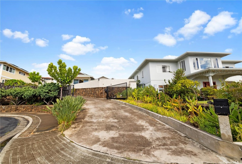 Automated secure driveway gate