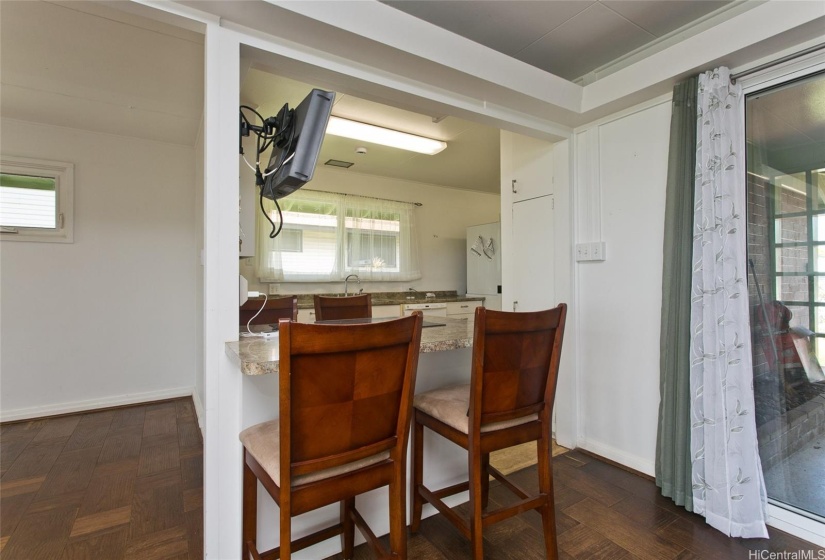 Peninsula/Dining Bar to kitchen