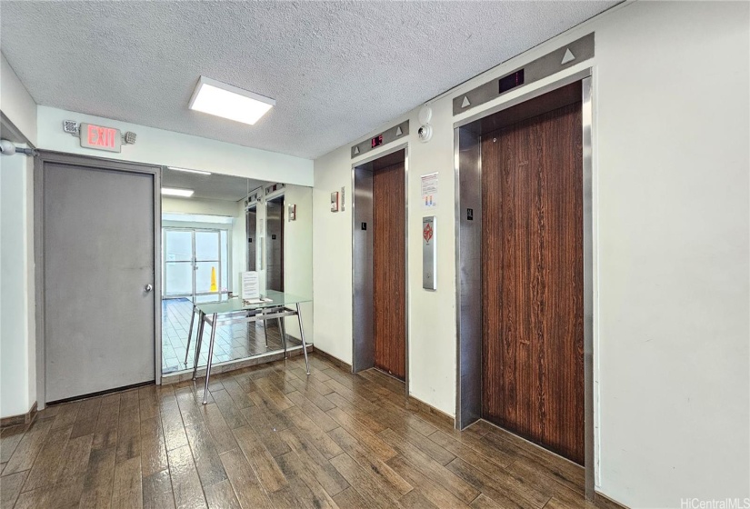 Lobby/elevator