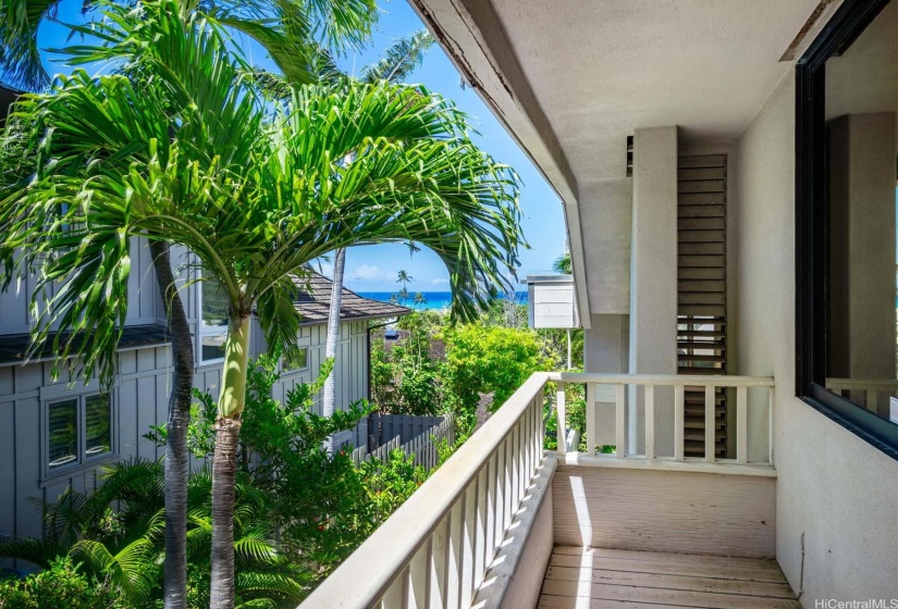 Peek-a-boo ocean views off secondary bedroom lanai