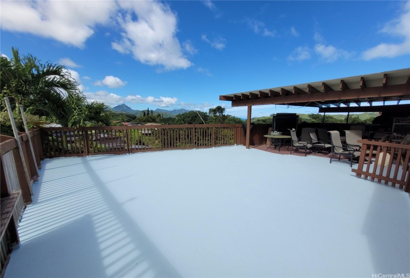 Huge lanai over the carport. Covered area to relax.