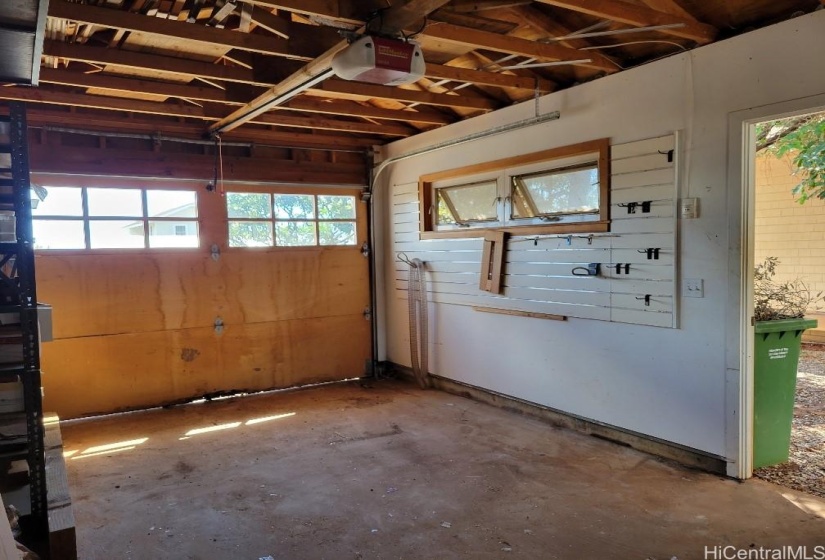 Garage on 15th Ave