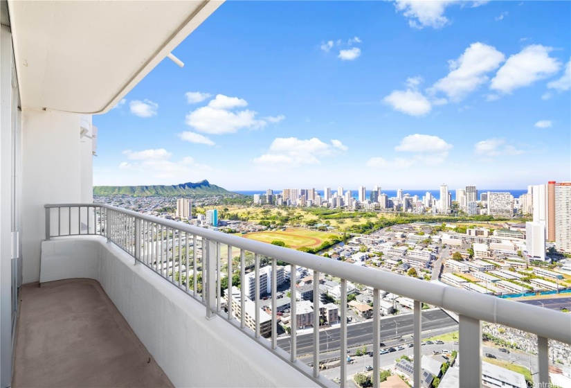 The southern portion of the lanai with views out toward Diamond Head and the ocean.