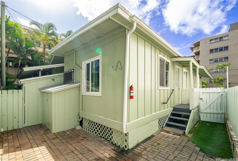 Private Yard (Unit B)