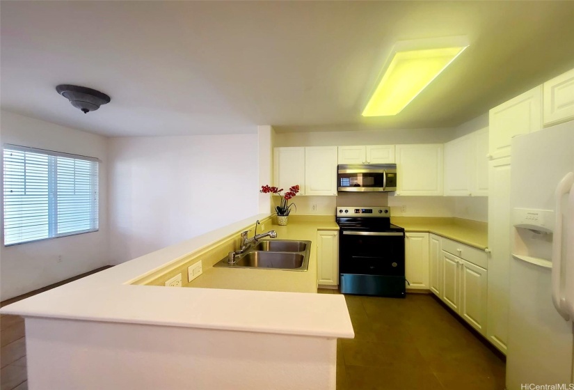 KITCHEN HAS ALL STAINLESS STEEL APPLIANCES