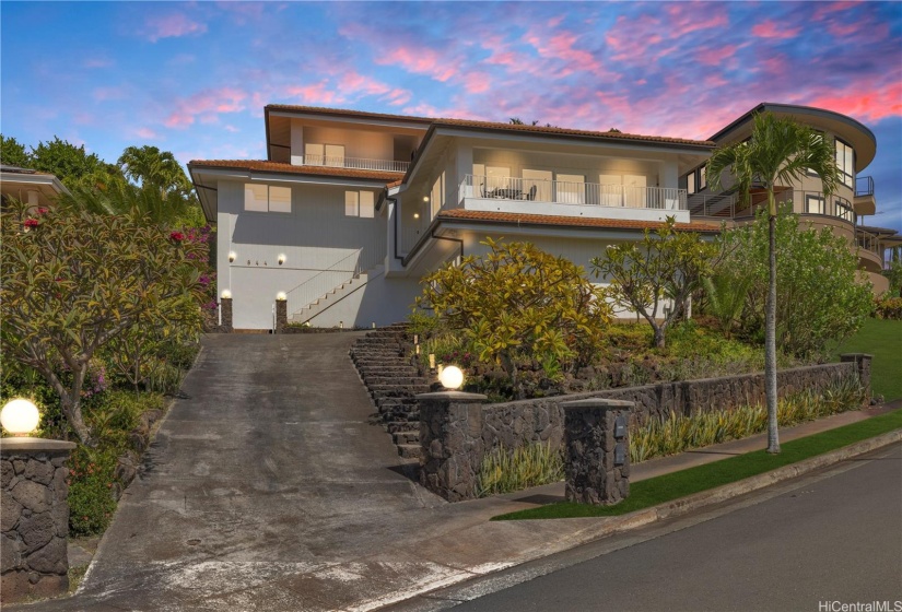 This home, on a slight upslope, is ideally placed to capture the vibrant ocean views from almost all of the rooms, as well as absolutely amazing Diamond Head views!