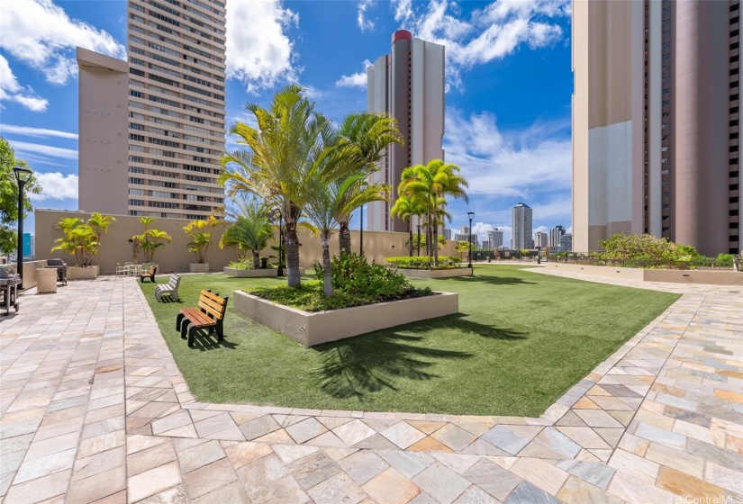 Expansive turf courtyard for multi-purpose use