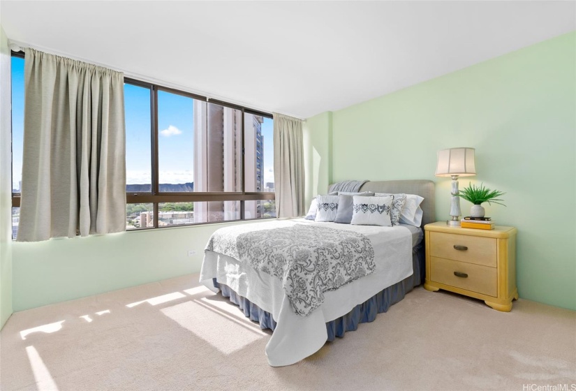 Peakaboo views of Diamond Head from both bedrooms