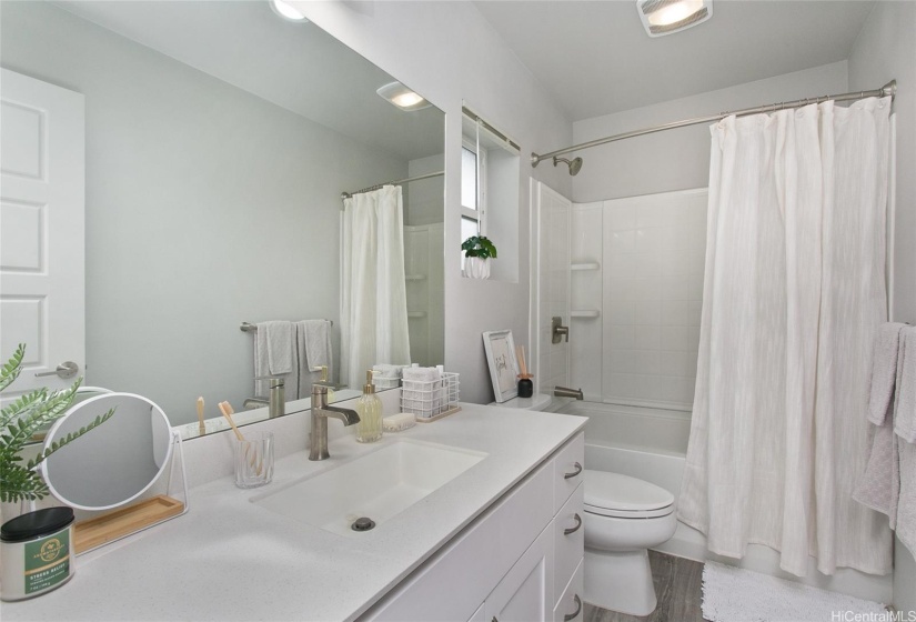 Upstairs full bathroom with tub