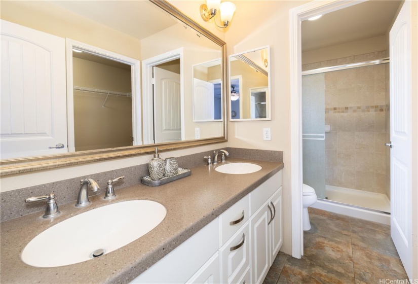 Primary en-suite bathroom