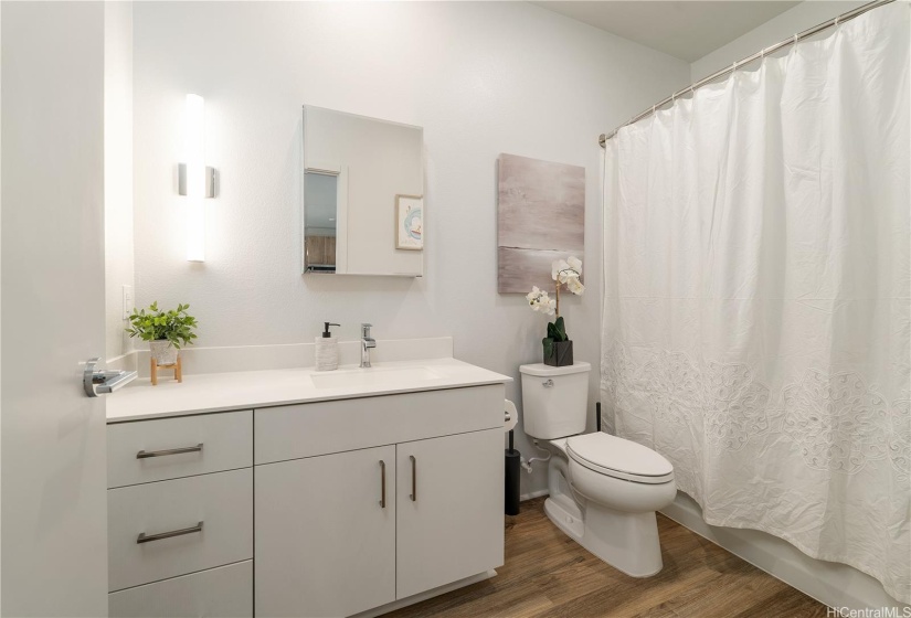 Full sized bathroom with shower/tub combo