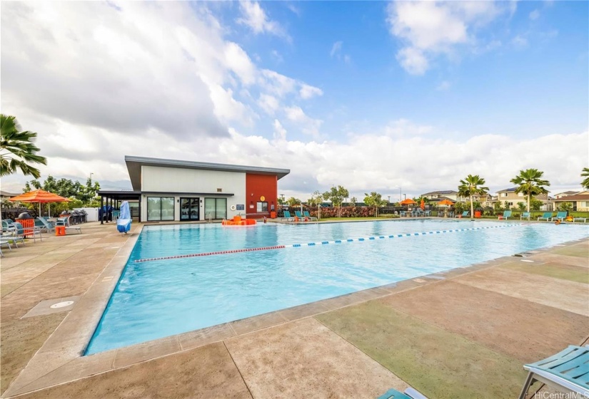 Community Pool w/BBQ's and Rec Center