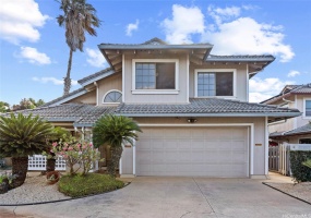 Welcome home to this beautiful golf course frontage home in Kapolei! This home is perfect for entertaining, with an open floor plan that flows seamlessly from room to room.