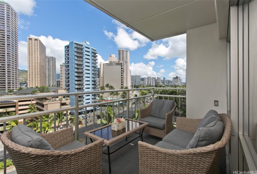 Relax a large lanai!