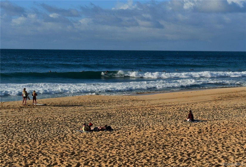 Loking down toward Backdoor and Pipeline surfing areas.