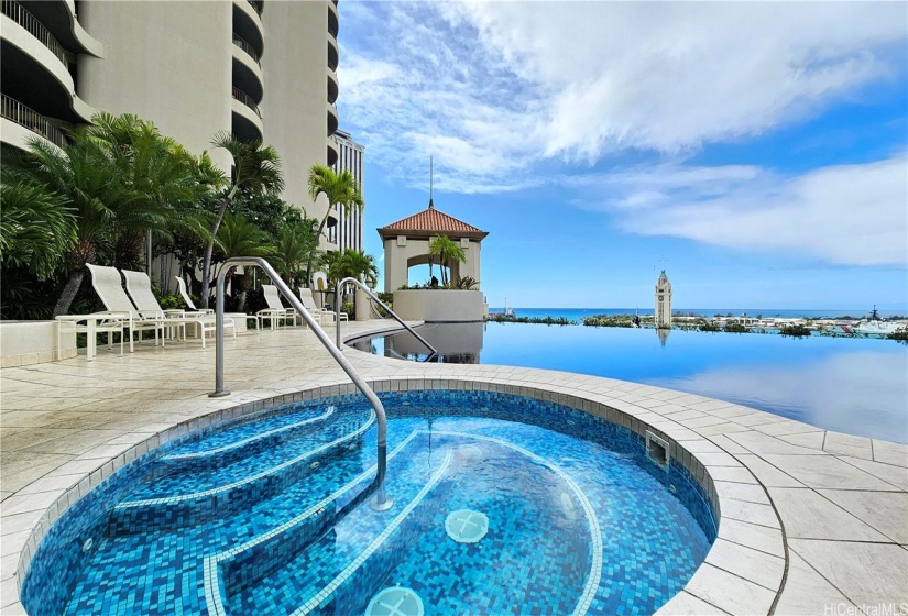 Hot tub and infinity pool