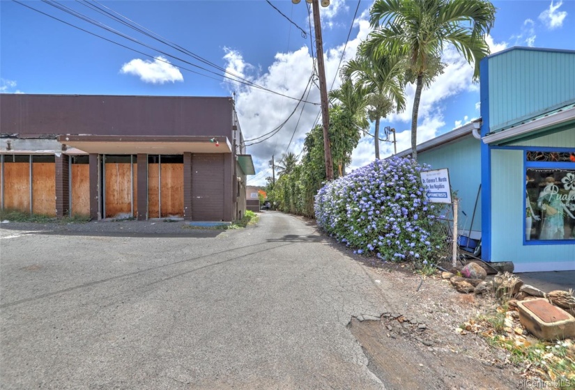 Entrance/driveway