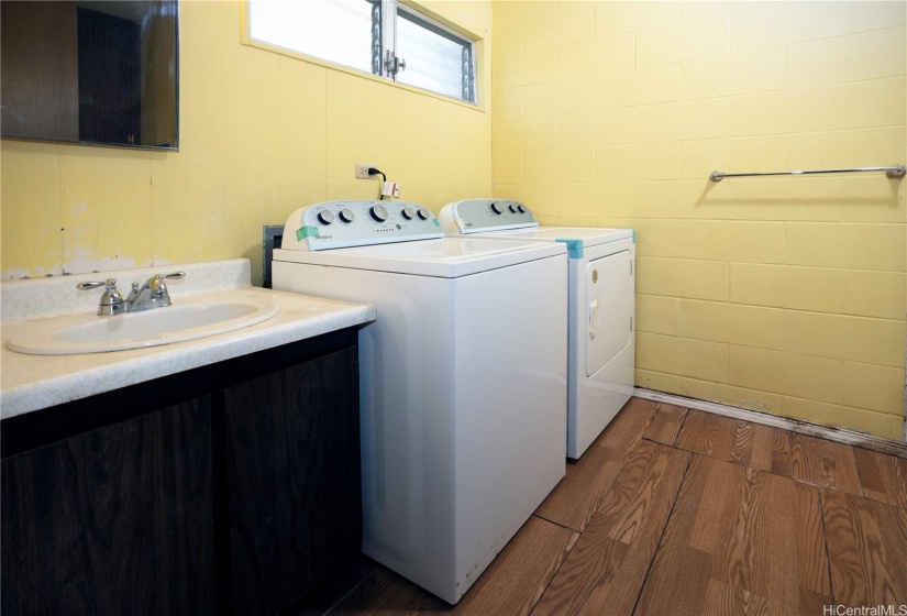 A full size washer & dryer are found in the ground floor bathroom too.