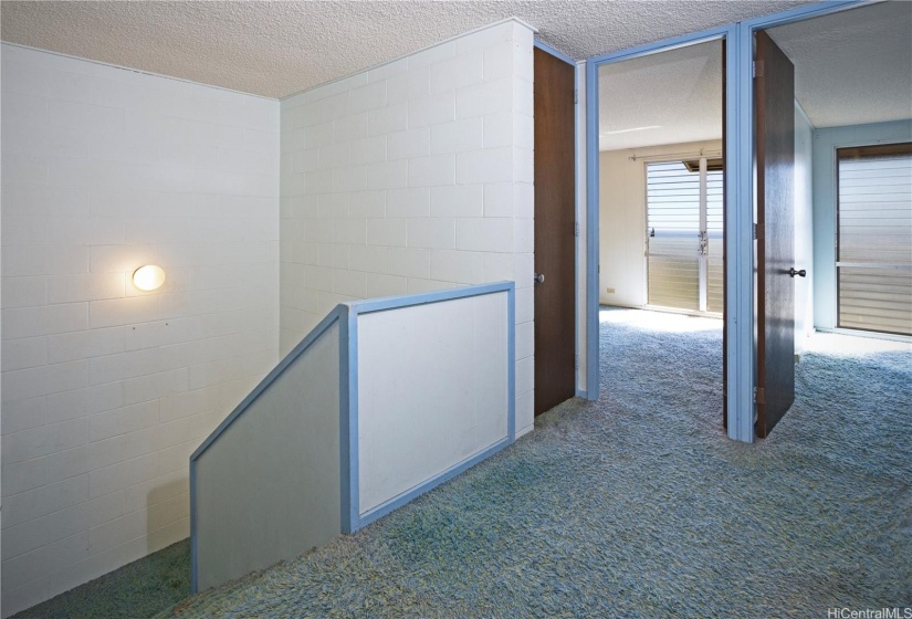 At the top of the stairs you find 4 bedrooms. 2 on the mauka side & 2 on the makai side.